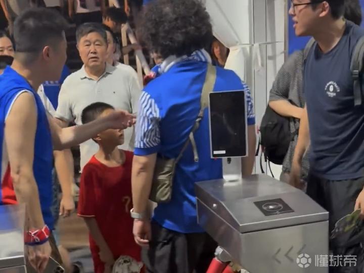 徐汇警方通报:三名男子因辱骂穿非主场队服男童父亲被行政拘留