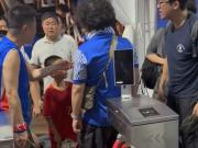 徐汇警方通报:三名男子因辱骂穿非主场队服男童父亲被行政拘留